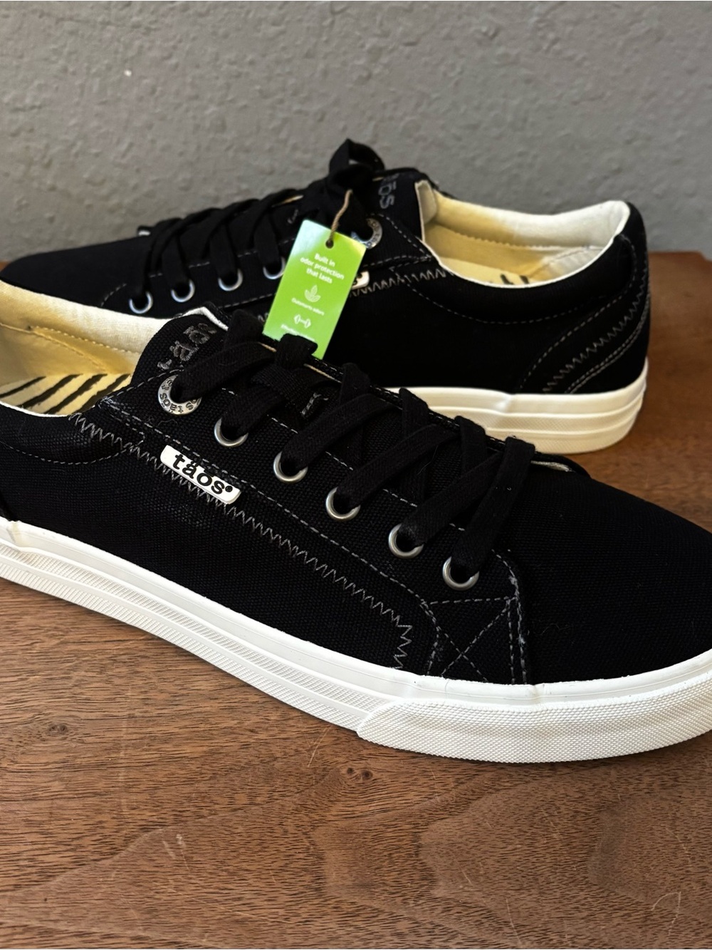 Taos Women's Plim Soul sneakers in black canvas 9.5 NWT